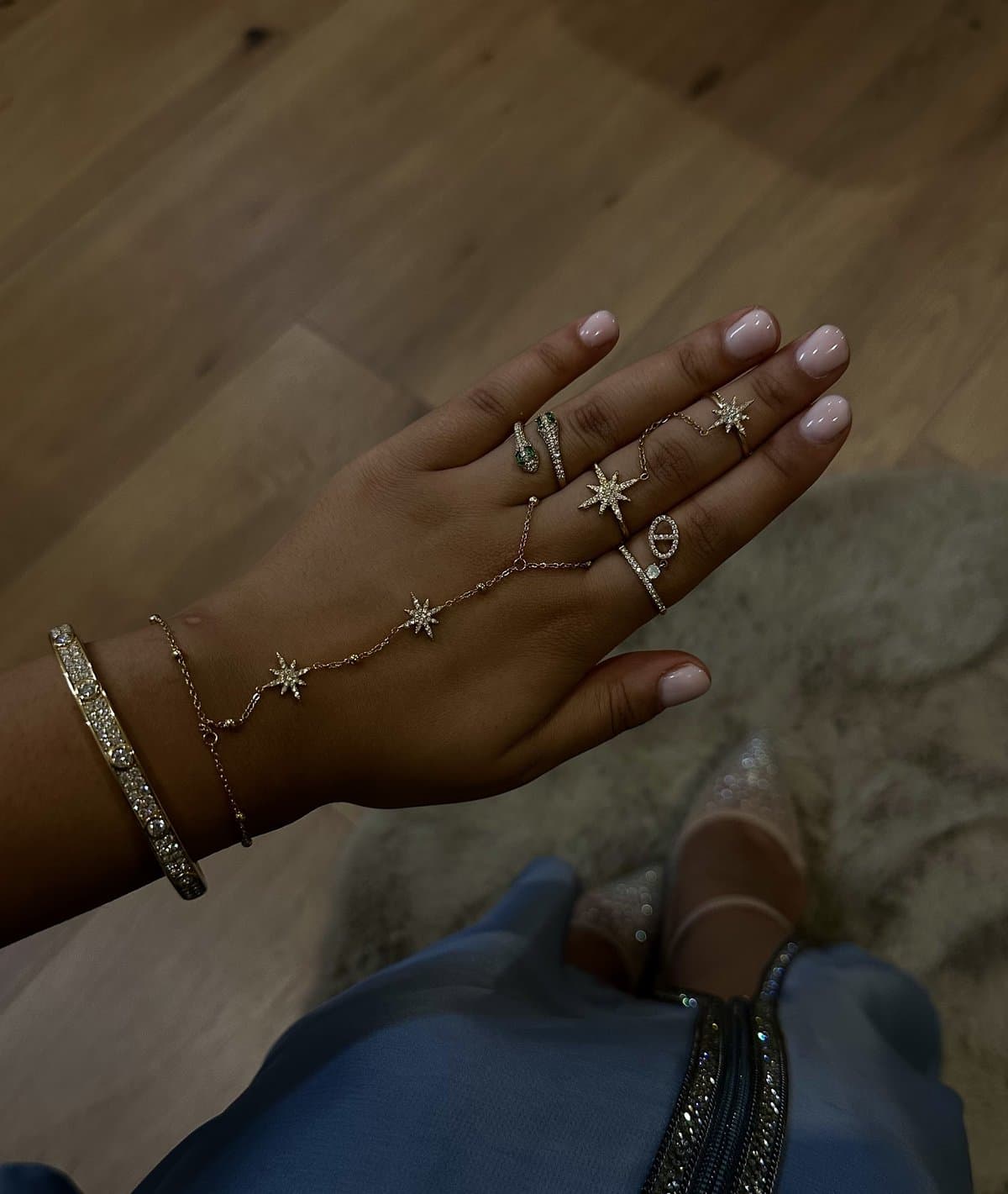 Bijoux KHALYF portés à la main — bagues, bracelets et chaîne de main